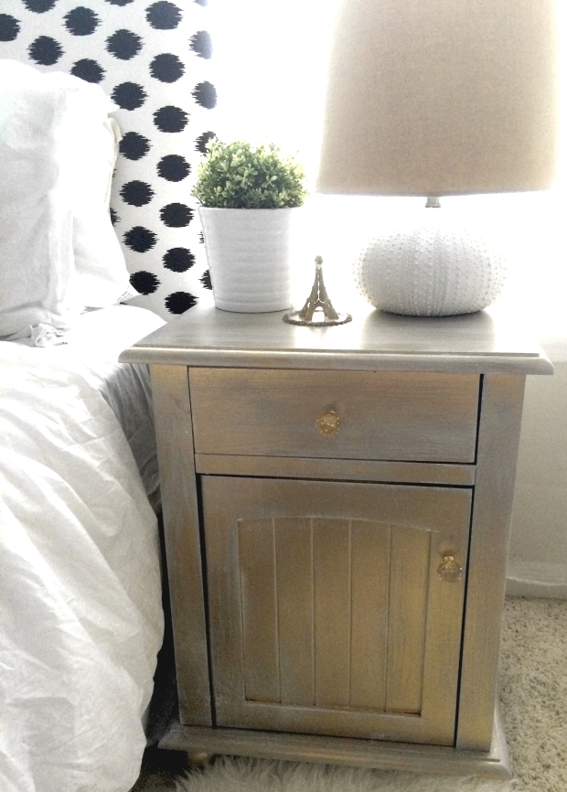 DIY: WHITE + GOLD METALLIC NIGHTSTAND |  I loved the rustic/metallic/restoration hardware type look, but didn't want to spend a fortune. I gave up on buying the nightstand I envisioned and finally just experimented until I had the finish I was looking for. I LOVE how this little project turned out! I hope you enjoy my do-it-yourself instructions. You can use this finish for any wooden surface (I think a coffee table would be adorbs!)  rachelaz.com